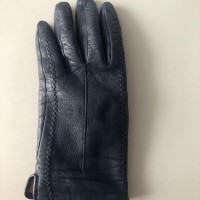 Потеряна темно синяя кожаная перчатка