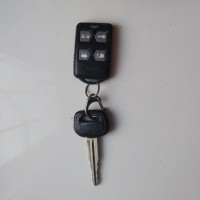 Найден ключ с брелком сигнализации автомобиля Тойота.