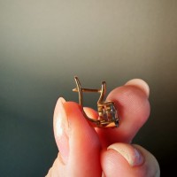 Потеряна золотая серёжка с топазом