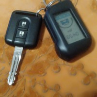 Ниссан ключ в серой толстовке.