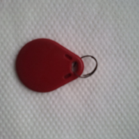 Найден ключ-брелок, цвет красный