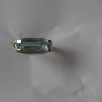 Потеряна сережка из белого металла с голубым камнем