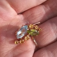 Найдена золотая серьга с камнями