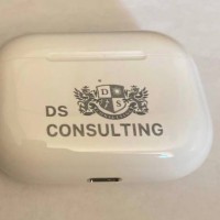 кейс от наушников с логотипом компании «DS Consulting»