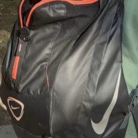 Потерян рюкзак Nike с боксерскими перчатками и кроссовками Puma.