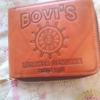Найден коричневый кошелек с надписью BOVI'S